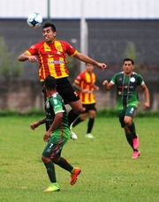 CEVASCO, UNA DE LAS FIGURAS DE SARMIENTO GANA UNA PELOTA EN LO ALTO